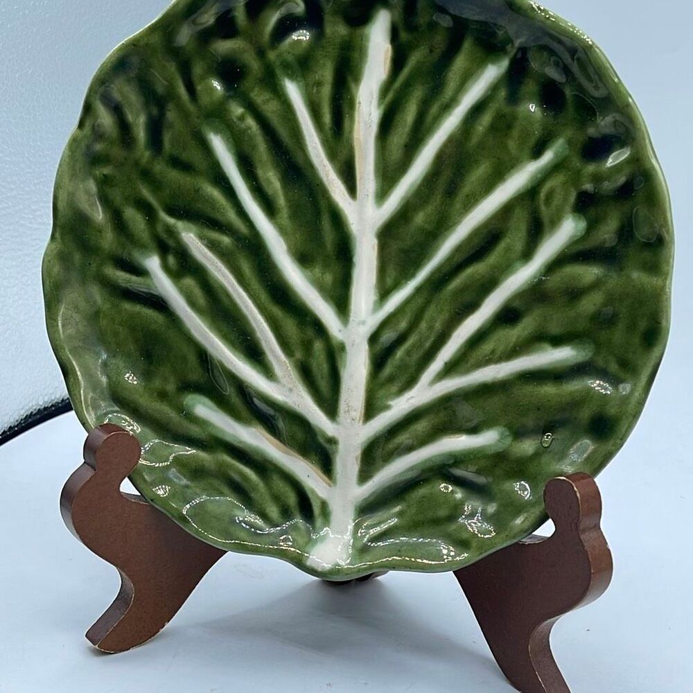 Vintage Portuguese JF Portugal pottery plate. Raised green leaf texture. - Picture 3 of 5